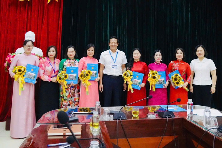 UBND phường Long Biên công bố Quyết định bổ nhiệm lại viên chức quản lý trường học- Ảnh 2.