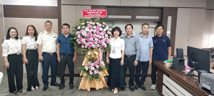 Thường trực Đảng ủy phường Bồ Đề chúc mừng các doanh nghiệp trên địa bàn nhân ngày Doanh nhân Việt Nam 13/10- Ảnh 1.