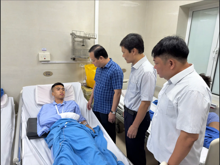 Lãnh đạo phường Văn Miếu – Quốc Tử Giám thăm hỏi chiến sĩ nghĩa vụ bị thương khi làm nhiệm vụ- Ảnh 1.