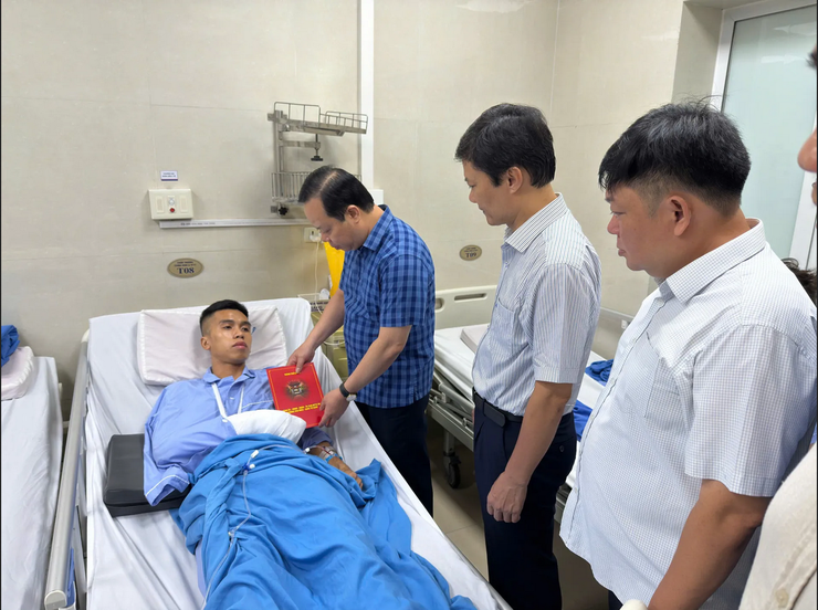 Lãnh đạo phường Văn Miếu – Quốc Tử Giám thăm hỏi chiến sĩ nghĩa vụ bị thương khi làm nhiệm vụ- Ảnh 2.