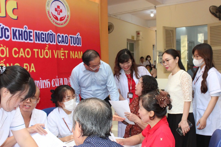 Phường Đống Đa tổ chức chiến dịch khám sức khỏe cho người cao tuổi – Chung tay vì tuổi già an vui- Ảnh 2.