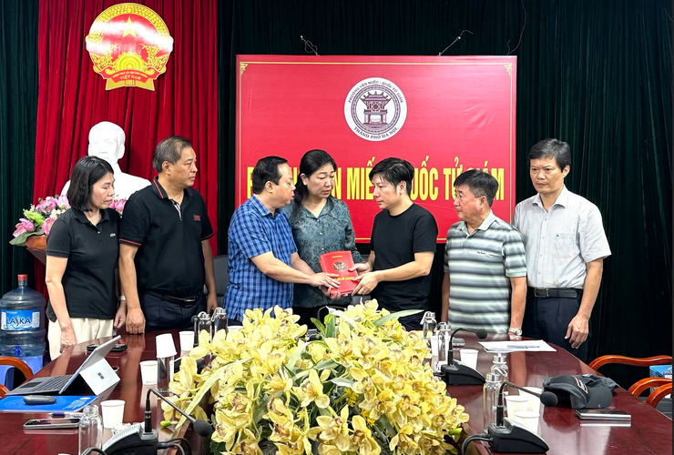 Kịp thời trao hỗ trợ cho gia đình nạn nhân vụ cháy phường Văn Miếu – Quốc Tử Giám- Ảnh 2.