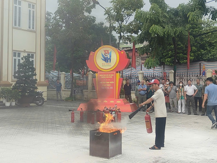 PHƯỜNG VĨNH HƯNG TẬP HUẤN NGHIỆP VỤ PHÒNG CHÁY, CHỮA CHÁY VÀ CỨU HỘ CỨU NẠN TRÊN ĐỊA BÀN- Ảnh 2.