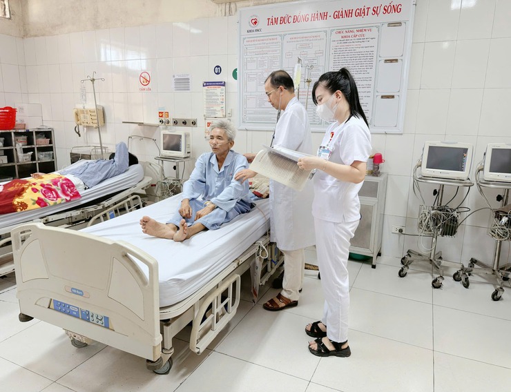 BVĐK Phú Xuyên cấp cứu thành công, cứu sống bệnh nhân mắc bệnh phổi tắc nghẽn mạn tính nguy kịch- Ảnh 1.