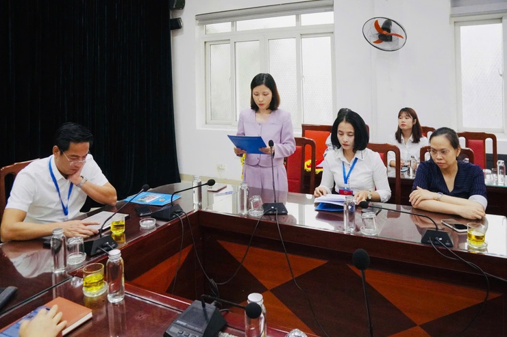 UBND phường Long Biên công bố Quyết định bổ nhiệm lại viên chức quản lý trường học- Ảnh 1.