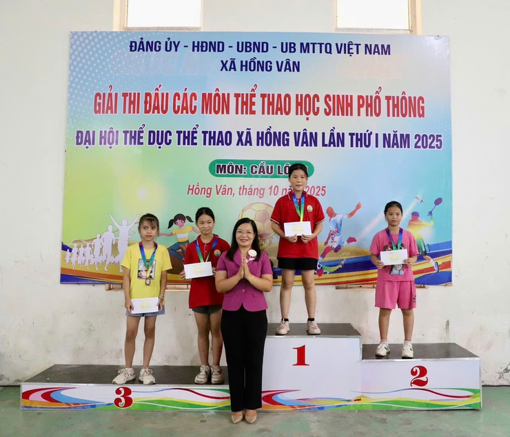 XÃ HỒNG VÂN: TỔ CHỨC THÀNH CÔNG GIẢI CẦU LÔNG HỌC SINH (TRONG KHUÔN KHỔ ĐẠI HỘI TDTT XÃ HỒNG VÂN LẦN THỨ I NĂM 2025)- Ảnh 8.
