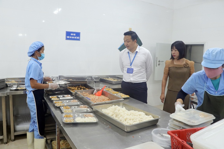 Đoàn liên ngành xã Trần Phú kiểm tra công tác an toàn thực phẩm bữa ăn bán trú tại các trường trên địa bàn- Ảnh 3.