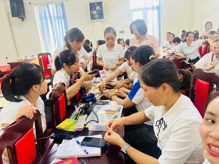 Trường Mầm non Nam Phong tổ chức tập huấn ứng dụng phương pháp giáo dục STEAM cho giáo viên
- Ảnh 2.
