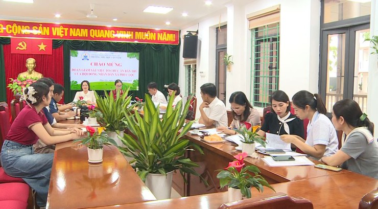 Đoàn giám sát của HĐND xã tiến hành giám sát công tác tổ chức ăn bán trú tại trường Tiểu học Vân Nam và trường Tiểu học Vân Hà- Ảnh 1.