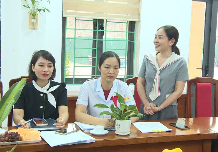 Đoàn giám sát của HĐND xã tiến hành giám sát công tác tổ chức ăn bán trú tại trường Tiểu học Vân Nam và trường Tiểu học Vân Hà- Ảnh 7.