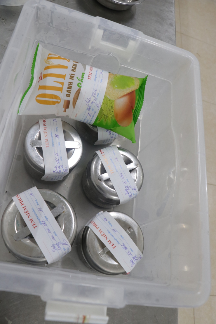 Đoàn liên ngành xã Trần Phú kiểm tra công tác an toàn thực phẩm bữa ăn bán trú tại các trường trên địa bàn- Ảnh 1.