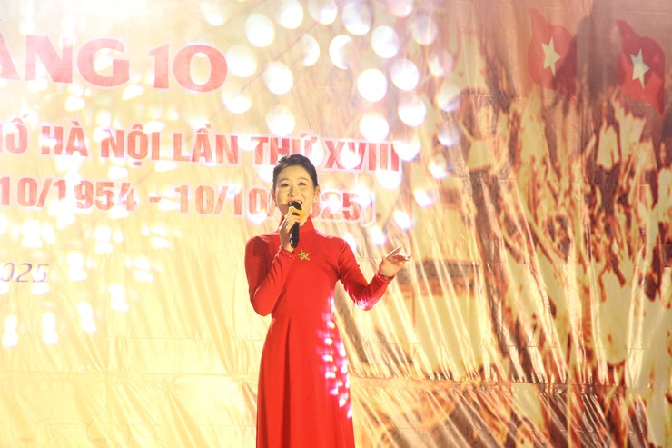 Tự hào Thủ đô anh hùng với “Bản hùng ca tháng 10” phường Xuân Phương- Ảnh 2.