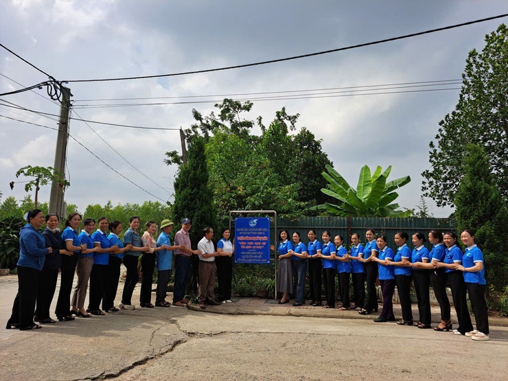 Phụ nữ xã Tiến Thắng gắn biển công trình “Đoạn đường Phụ nữ tự quản Sáng – Xanh – Sạch – Đẹp"
- Ảnh 3.