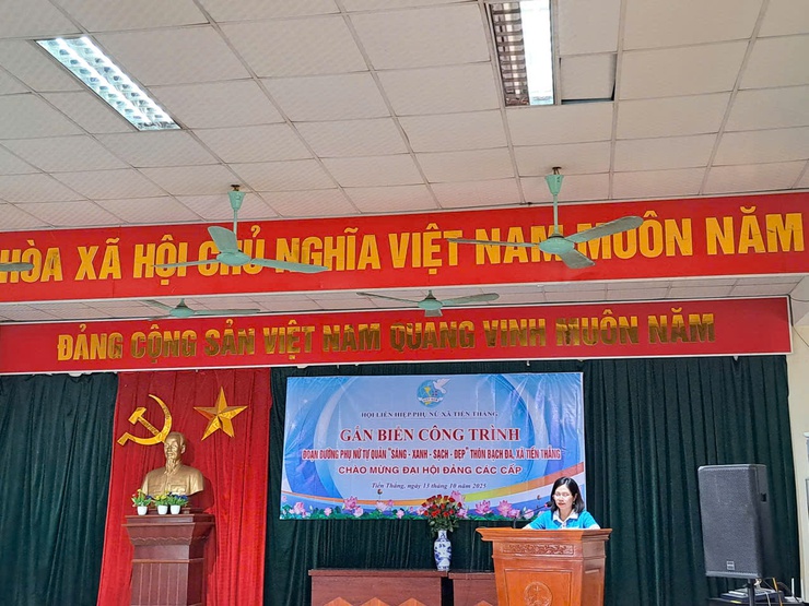 Phụ nữ xã Tiến Thắng gắn biển công trình “Đoạn đường Phụ nữ tự quản Sáng – Xanh – Sạch – Đẹp"
- Ảnh 1.