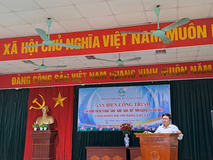 Phụ nữ xã Tiến Thắng gắn biển công trình “Đoạn đường Phụ nữ tự quản Sáng – Xanh – Sạch – Đẹp"
- Ảnh 2.