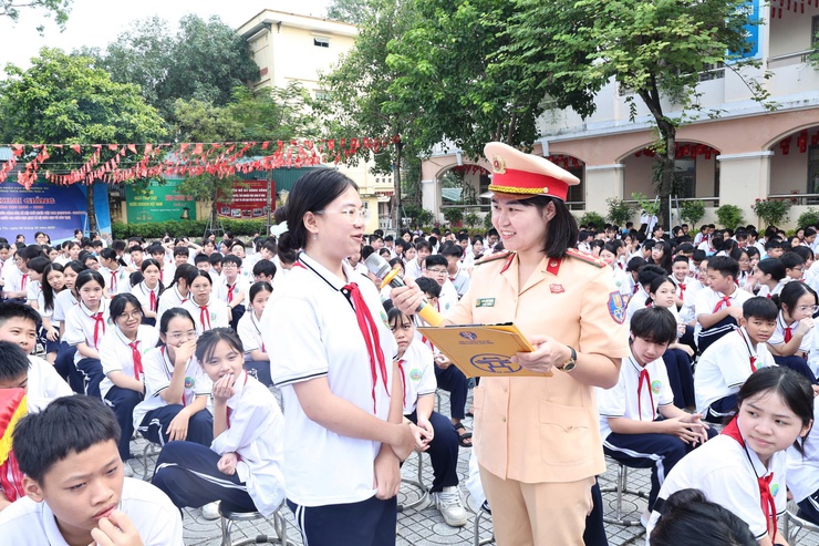 Nâng cao ý thức chấp hành Luật ATGT cho học sinh- Ảnh 5.