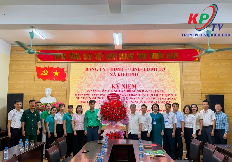 Các đồng chí lãnh đạo thường trực Đảng uỷ- HĐND-UBND, UB MTTQ xã Kiều Phú chúc mừng Nhân ngày kỷ niệm của các Đoàn thể chính trị xã hội- Ảnh 1.