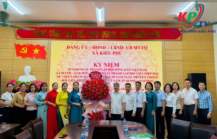Các đồng chí lãnh đạo thường trực Đảng uỷ- HĐND-UBND, UB MTTQ xã Kiều Phú chúc mừng Nhân ngày kỷ niệm của các Đoàn thể chính trị xã hội- Ảnh 2.