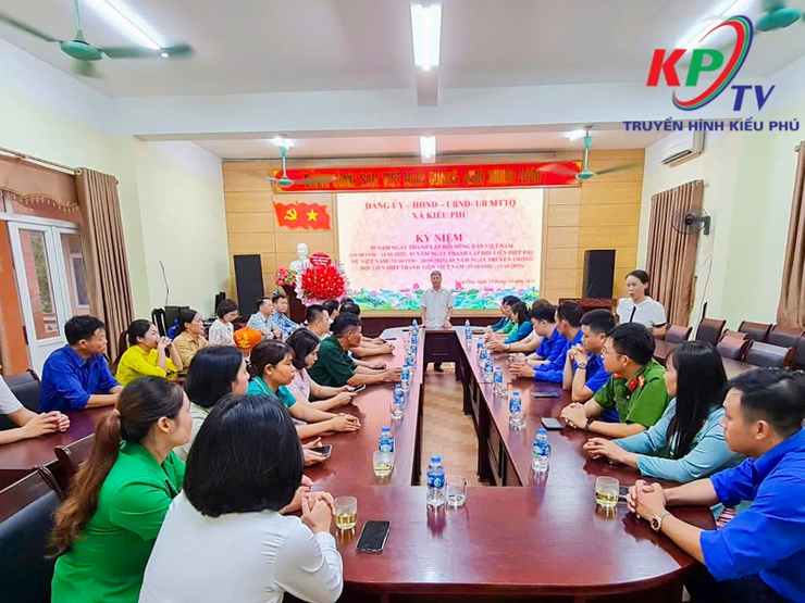 Các đồng chí lãnh đạo thường trực Đảng uỷ- HĐND-UBND, UB MTTQ xã Kiều Phú chúc mừng Nhân ngày kỷ niệm của các Đoàn thể chính trị xã hội- Ảnh 5.