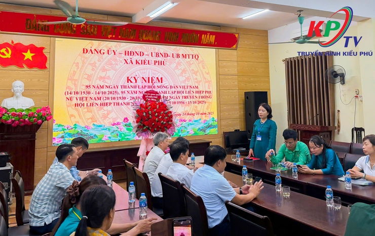 Các đồng chí lãnh đạo thường trực Đảng uỷ- HĐND-UBND, UB MTTQ xã Kiều Phú chúc mừng Nhân ngày kỷ niệm của các Đoàn thể chính trị xã hội- Ảnh 4.