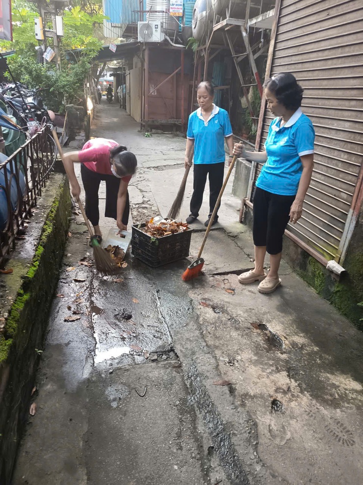 Phường Hai Bà Trưng duy trì công tác tổng vệ sinh môi trường sáng thứ 7 hàng tuần- Ảnh 4.