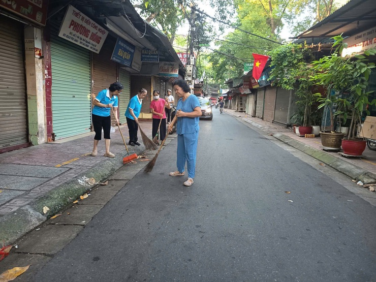 Phường Hai Bà Trưng duy trì công tác tổng vệ sinh môi trường sáng thứ 7 hàng tuần- Ảnh 3.