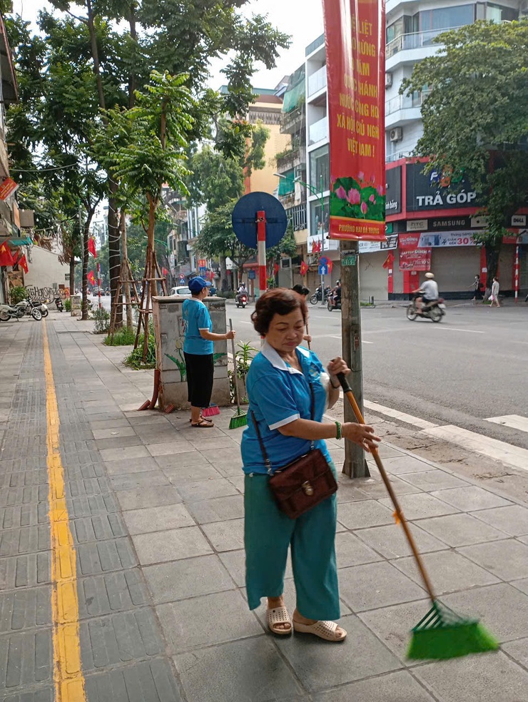 Phường Hai Bà Trưng duy trì công tác tổng vệ sinh môi trường sáng thứ 7 hàng tuần- Ảnh 2.