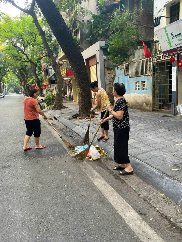 Phường Hai Bà Trưng duy trì công tác tổng vệ sinh môi trường sáng thứ 7 hàng tuần- Ảnh 1.