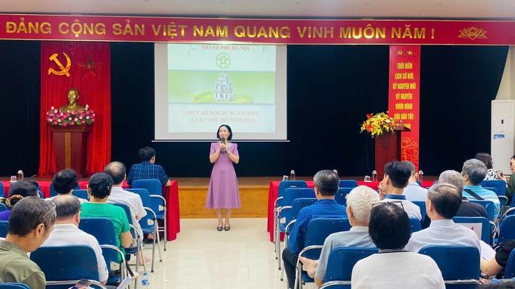 PHƯỜNG LÁNG TỔ CHỨC TUYÊN TRUYỀN, PHỔ BIẾN VÀ TẬP HUẤN LUẬT THỦ ĐÔ (SỬA ĐỔI) SỐ 39/2024/QH15 VÀ CÁC VĂN BẢN TRIỂN KHAI THI HÀNH- Ảnh 2.