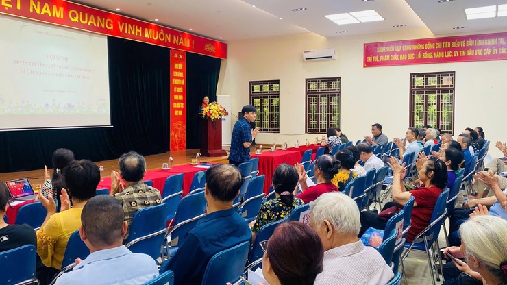 PHƯỜNG LÁNG TỔ CHỨC TUYÊN TRUYỀN, PHỔ BIẾN VÀ TẬP HUẤN LUẬT THỦ ĐÔ (SỬA ĐỔI) SỐ 39/2024/QH15 VÀ CÁC VĂN BẢN TRIỂN KHAI THI HÀNH- Ảnh 1.