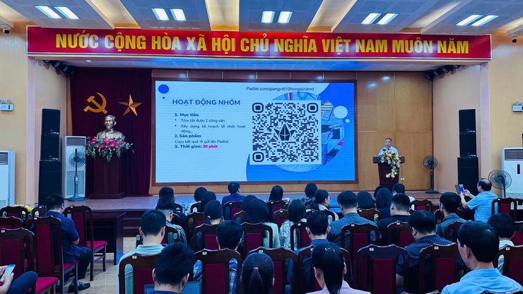 Tập huấn ứng dụng công nghệ trí tuệ nhân tạo (AI) cho 273 cán bộ, công chức, viên chức và Tổ chuyển đổi số cộng đồng. - Ảnh 3.