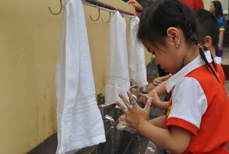 Rửa tay thường xuyên với xà phòng là biện pháp đơn giản, hiệu quả để chủ động bảo vệ sức khỏe- Ảnh 1.