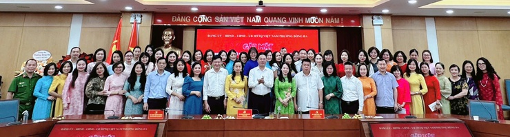 Đảng ủy phường Đống Đa gặp mặt, chúc mừng nữ cán bộ chủ chốt nhân ngày 20/10- Ảnh 1.