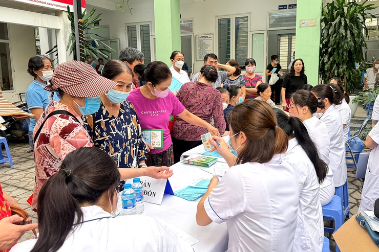 Chùm ảnh: Phường Thanh Xuân tổ chức tư vấn, khám sức khỏe, giải phóng mù lòa cho người cao tuổi- Ảnh 1.