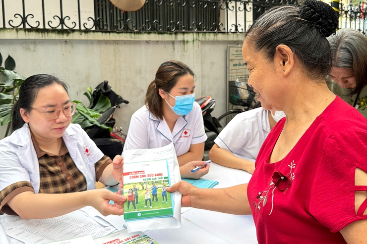Chùm ảnh: Phường Thanh Xuân tổ chức tư vấn, khám sức khỏe, giải phóng mù lòa cho người cao tuổi- Ảnh 8.