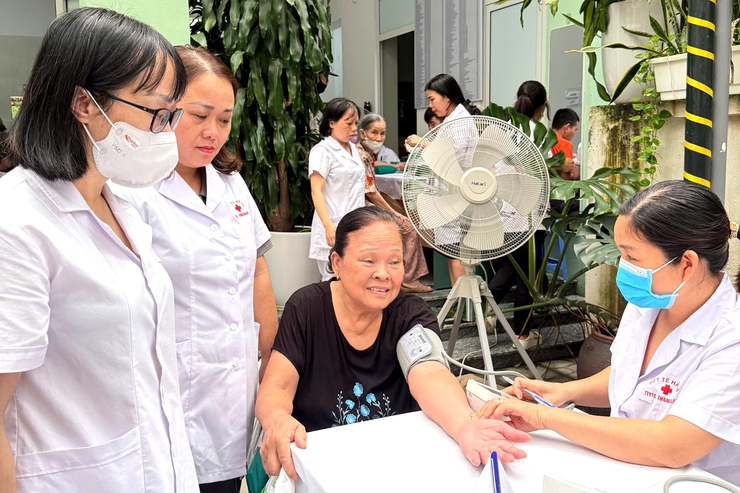 Chùm ảnh: Phường Thanh Xuân tổ chức tư vấn, khám sức khỏe, giải phóng mù lòa cho người cao tuổi- Ảnh 7.
