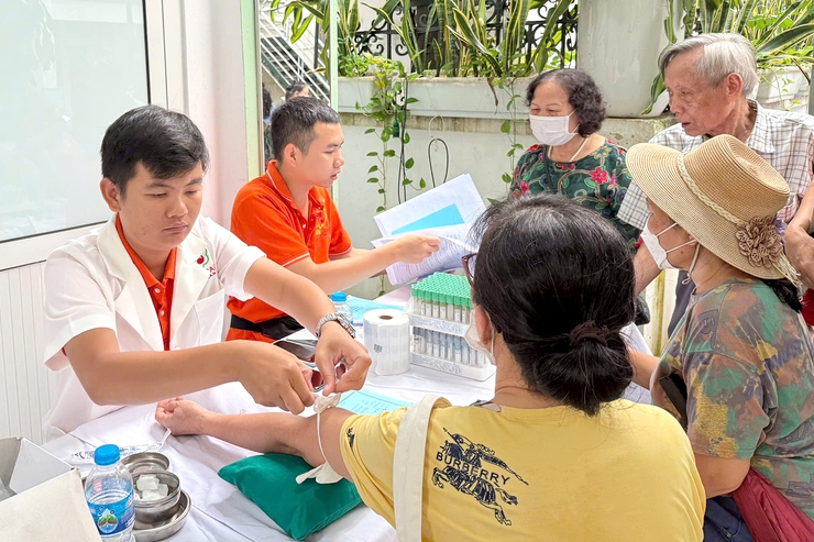 Chùm ảnh: Phường Thanh Xuân tổ chức tư vấn, khám sức khỏe, giải phóng mù lòa cho người cao tuổi- Ảnh 2.