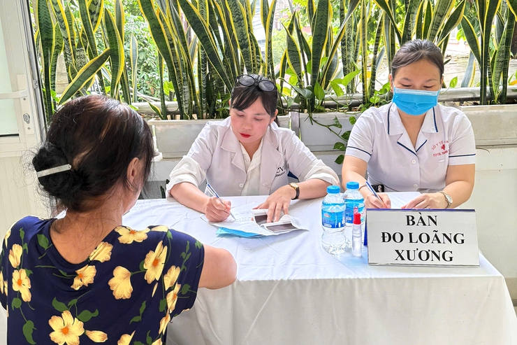 Chùm ảnh: Phường Thanh Xuân tổ chức tư vấn, khám sức khỏe, giải phóng mù lòa cho người cao tuổi- Ảnh 3.