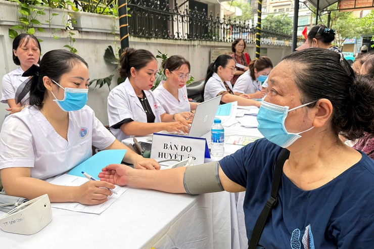 Chùm ảnh: Phường Thanh Xuân tổ chức tư vấn, khám sức khỏe, giải phóng mù lòa cho người cao tuổi- Ảnh 4.