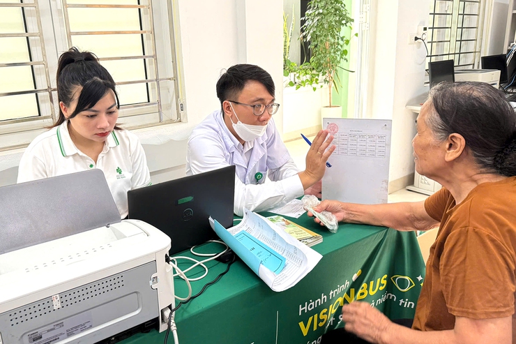 Chùm ảnh: Phường Thanh Xuân tổ chức tư vấn, khám sức khỏe, giải phóng mù lòa cho người cao tuổi- Ảnh 9.