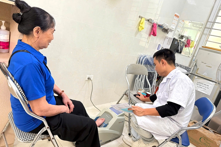 Chùm ảnh: Phường Thanh Xuân tổ chức tư vấn, khám sức khỏe, giải phóng mù lòa cho người cao tuổi- Ảnh 5.