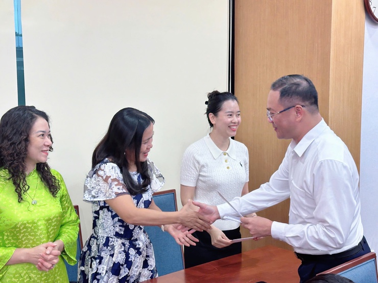 Đảng ủy phường Đống Đa gặp mặt, chúc mừng nữ cán bộ chủ chốt nhân ngày 20/10- Ảnh 3.