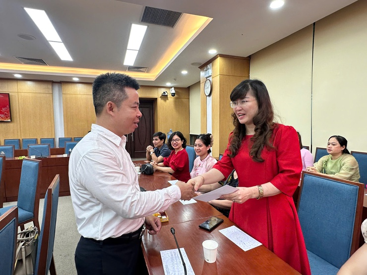 Đảng ủy phường Đống Đa gặp mặt, chúc mừng nữ cán bộ chủ chốt nhân ngày 20/10- Ảnh 2.