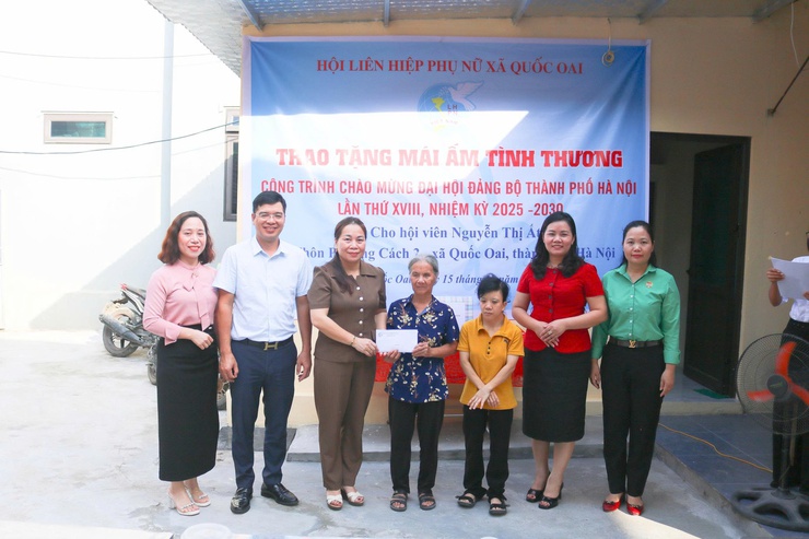 Hội LHPN xã Quốc Oai bàn giao nhà mái ấm tình thương cho hội viên phụ nữ có hoàn cảnh khó khăn tại thôn Phượng Cách 2- Ảnh 6.