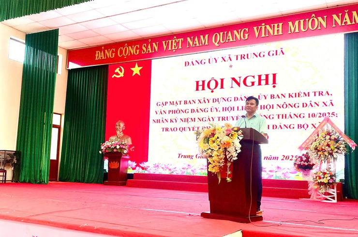 TRUNG GIÃ: GẶP MẶT KỶ NIỆM NGÀY TRUYỀN THỐNG CÁC NGÀNH XÂY DỰNG ĐẢNG VÀ TRAO QUYẾT ĐỊNH CHỈ ĐỊNH BAN CHẤP HÀNH ĐẢNG BỘ XÃ- Ảnh 3.