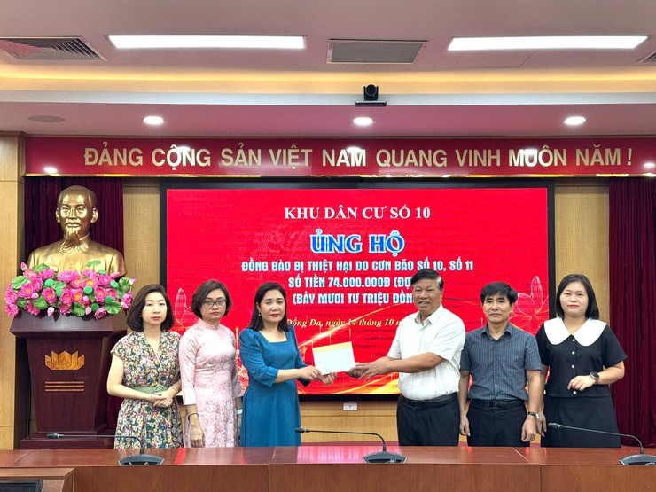 Hơn 800 triệu đồng ủng hộ đồng bào bị thiệt hại do cơn bão số 10, 11 được đóng góp sau phát động của UB MTTQVN phường Đống Đa- Ảnh 1.