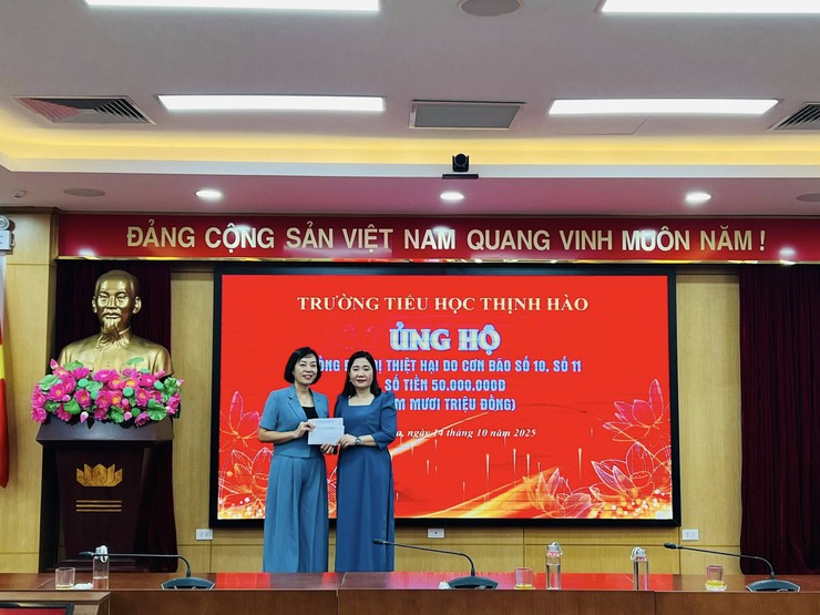 Hơn 800 triệu đồng ủng hộ đồng bào bị thiệt hại do cơn bão số 10, 11 được đóng góp sau phát động của UB MTTQVN phường Đống Đa- Ảnh 4.