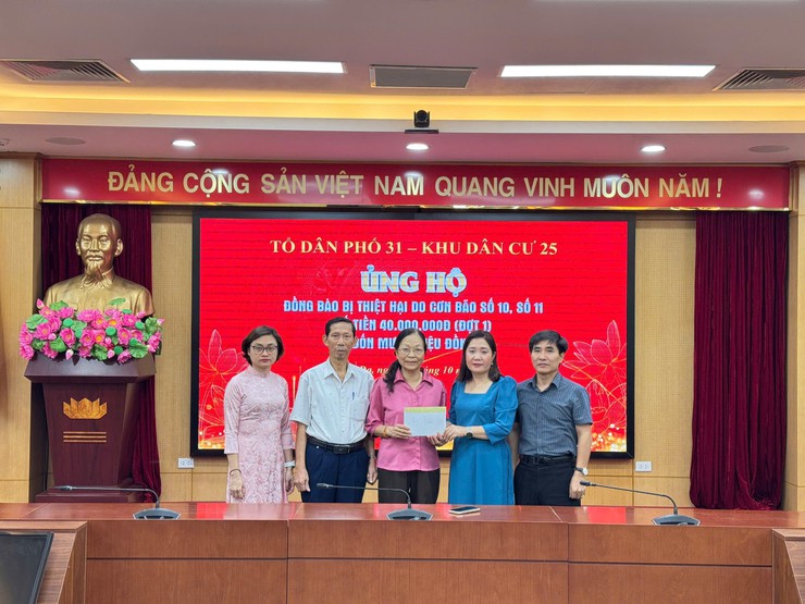 Hơn 800 triệu đồng ủng hộ đồng bào bị thiệt hại do cơn bão số 10, 11 được đóng góp sau phát động của UB MTTQVN phường Đống Đa- Ảnh 2.