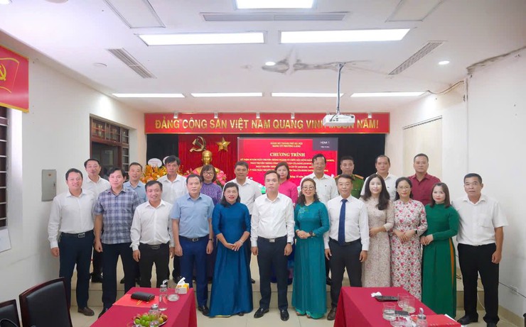 PHƯỜNG LÁNG TỔ CHỨC GẶP MẶT KỶ NIỆM CÁC NGÀY TRUYỀN THỐNG NGÀNH XÂY DỰNG ĐẢNG, DÂN VẬN, KIỂM TRA VÀ VĂN PHÒNG CẤP ỦY- Ảnh 3.