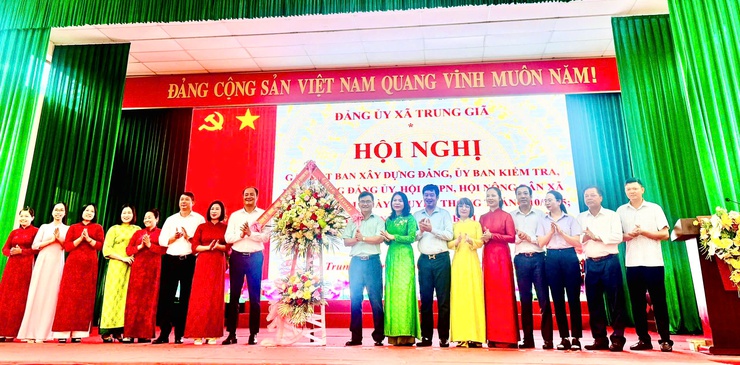 TRUNG GIÃ: GẶP MẶT KỶ NIỆM NGÀY TRUYỀN THỐNG CÁC NGÀNH XÂY DỰNG ĐẢNG VÀ TRAO QUYẾT ĐỊNH CHỈ ĐỊNH BAN CHẤP HÀNH ĐẢNG BỘ XÃ- Ảnh 1.